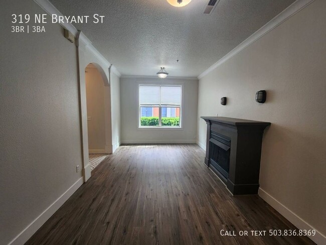 Building Photo - Amazing Two Story Townhome in Piedmont