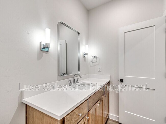 Building Photo - 618 W 2nd St