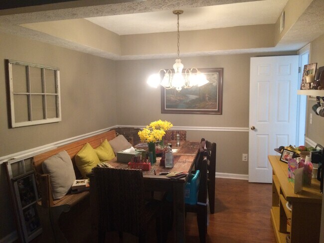 Building Photo - Spacious 3 Bedroom 2.5 Bath Townhome with ...