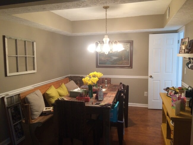 Building Photo - Spacious 3 Bedroom 2.5 Bath Townhome with Community Pool!!