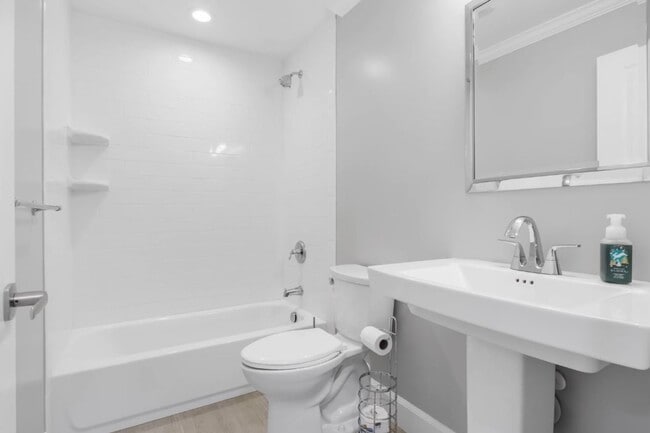 Building Photo - Spacious home for rent -  2.2 miles from t...