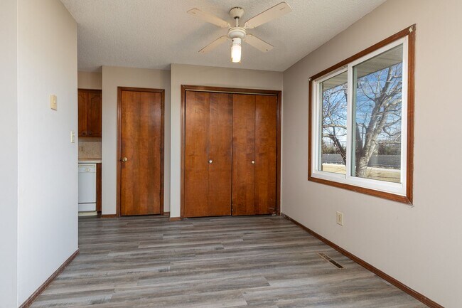 Building Photo - Updated 5 bedroom | 2 bath | 2 car garage | WALK OUT BASEMENT | Fenced backyard | Close to downto...