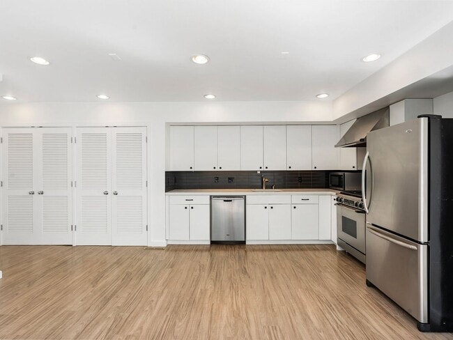 Building Photo - Fully renovated 2 level/2 bed/2 bath pearl...