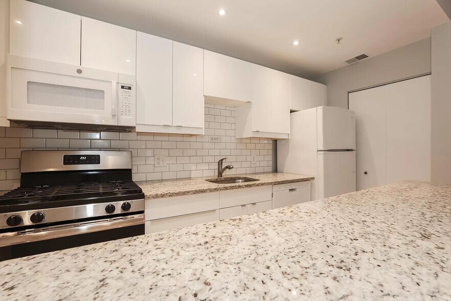 Upgraded kitchen w/lots cabinets, breakfast bar - 1445 N St NW