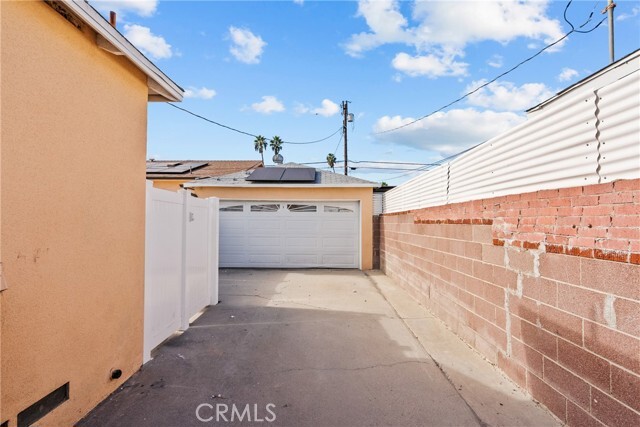 Building Photo - 7239 Kraft Ave