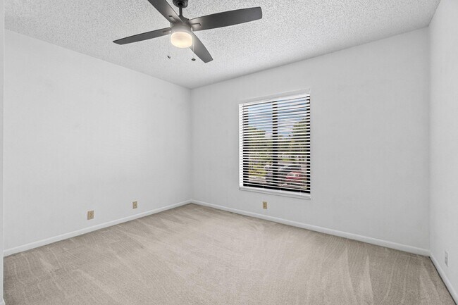 Building Photo - 811 Sky Pine Way