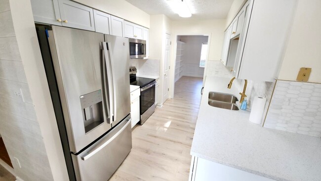 Building Photo - Knoxville 37920 - Completely Renovated 4 Bedroom, 4 Bath home - Contact Tanner Fee (865) 850-5103