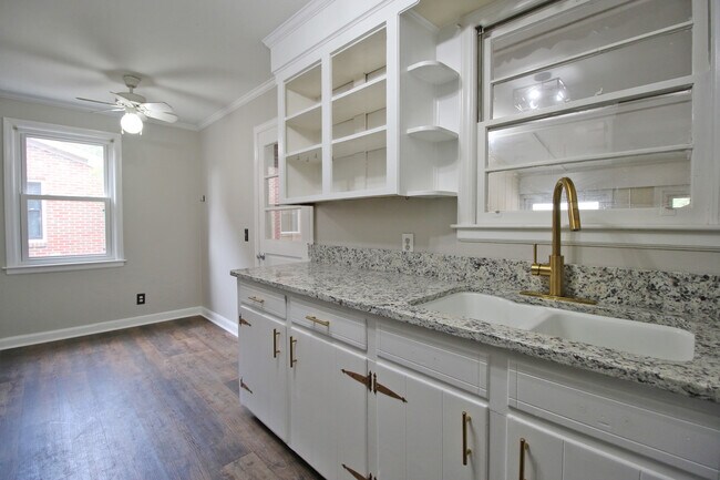 Building Photo - 2807 Holt Dr