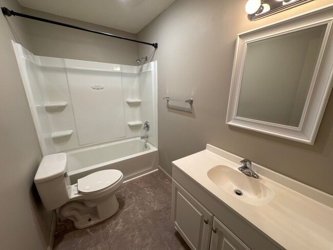 Building Photo - 2 Bedroom 1 Bath Beautiful Inside! $895