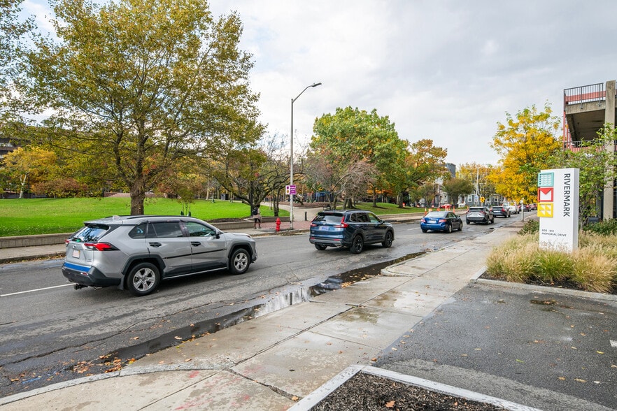 Building Photo - 812 Memorial Dr