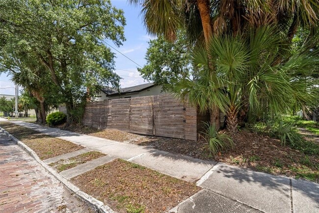 Building Photo - 1144 W La Salle St