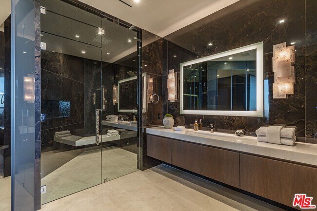 Building Photo - 9364 Beverlycrest Dr