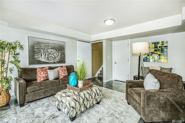 Building Photo - 2323 - Jones