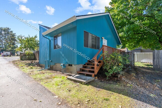 Building Photo - Darling Two Bedroom With Large Fenced Yard...