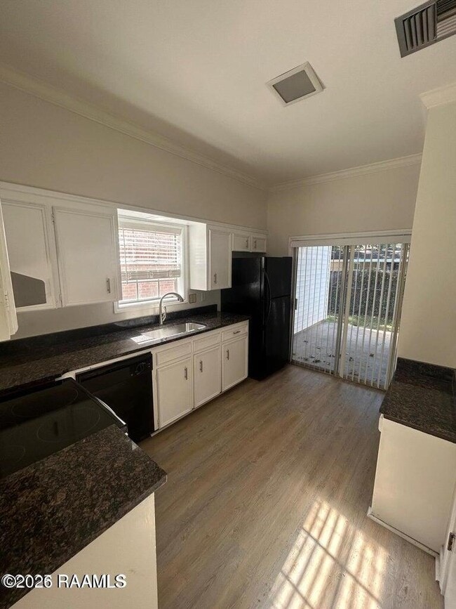 Building Photo - 205 Castle Row