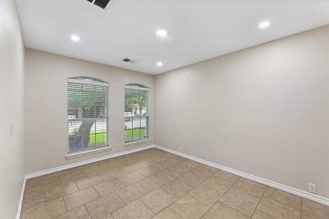 Building Photo - 816 Rusk Rd