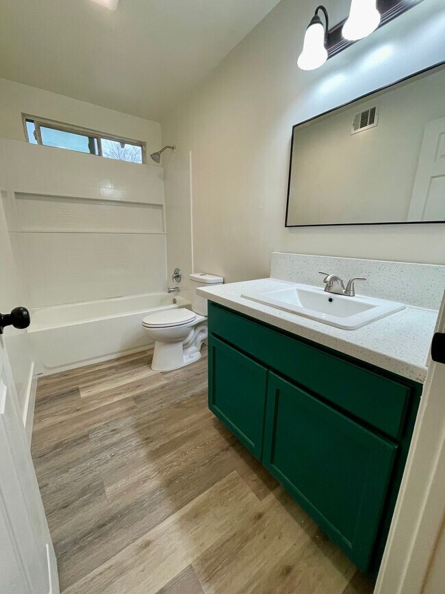 Building Photo - Riverside