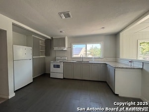 Building Photo - 131 Los Arboles