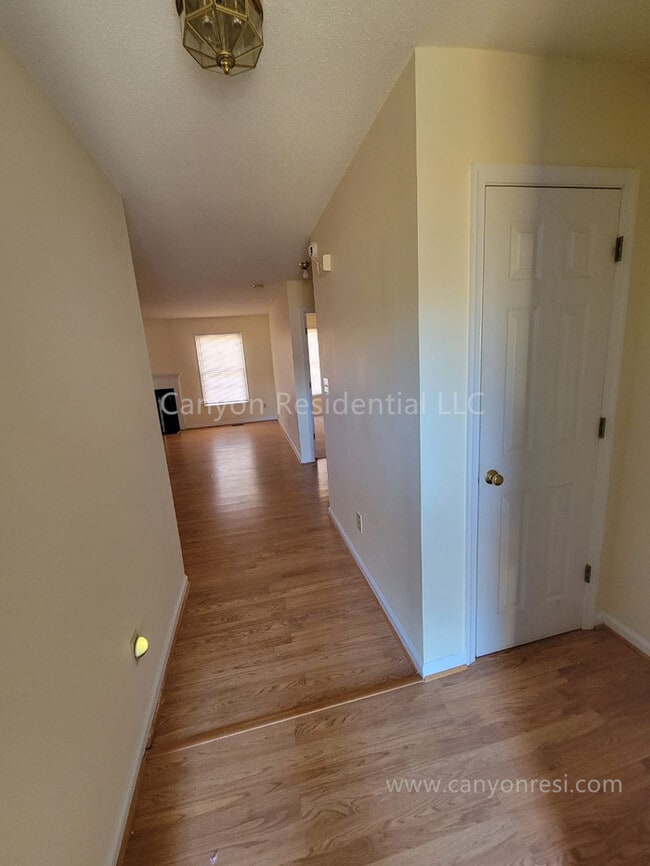 Building Photo - Beautiful 3b, ready to move in!