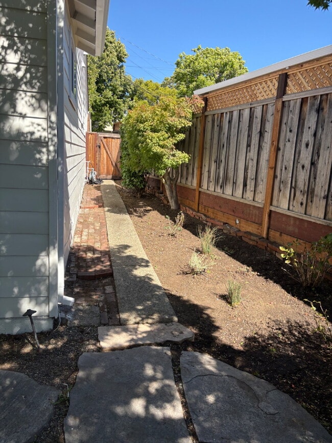 Building Photo - Charming 3 bed, 2 bath with office on San ...