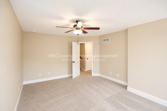 Building Photo - Eagle Creek Townhome — Main-Floor Primary Suite