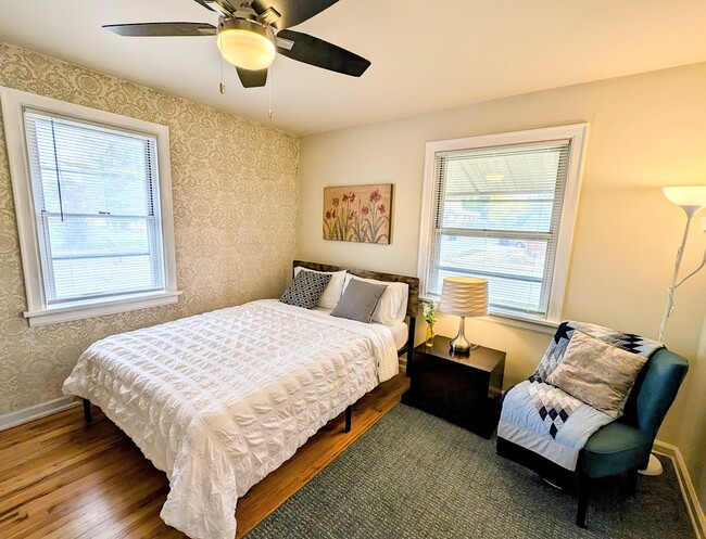 Light and spacious, queen bedroom with desk and seating. Mirrored closet. Tv in room - 3123 W 55th Ave