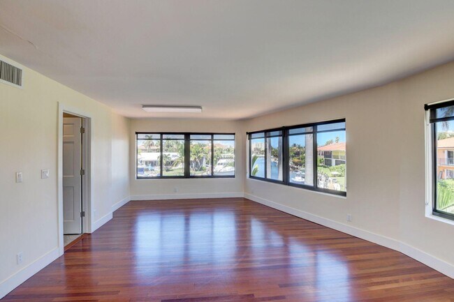 Building Photo - 1121 Bel Air Dr