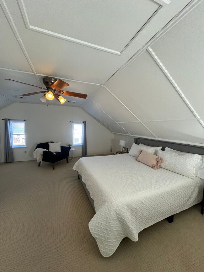 Building Photo - Spacious 4-Bedroom Home with Sunroom, Garage & Private Driveway!