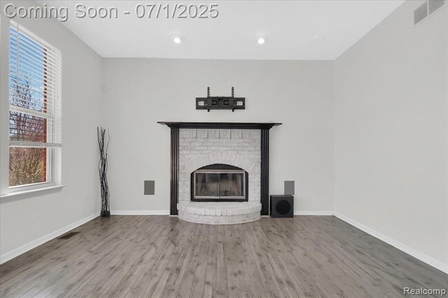 Building Photo - 2565 River Woods Dr N