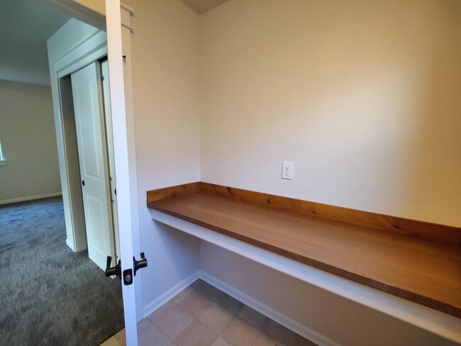 Building Photo - Beautiful 3x2.5 with fenced patio and upstairs bonus area