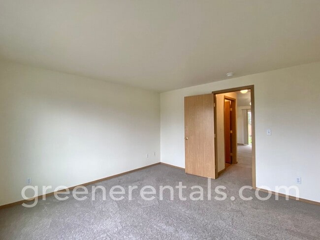 Building Photo - 3BR 2BA Townhouse Located off Steilacoom Rd