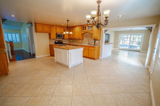Building Photo - Valencia 4 Bedroom Home for Rent.