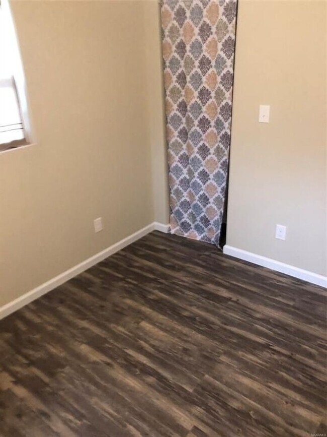 Building Photo - 4 bed 2 bath