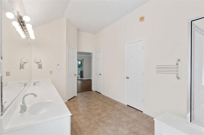 Building Photo - 10115 Willow Crossing Dr