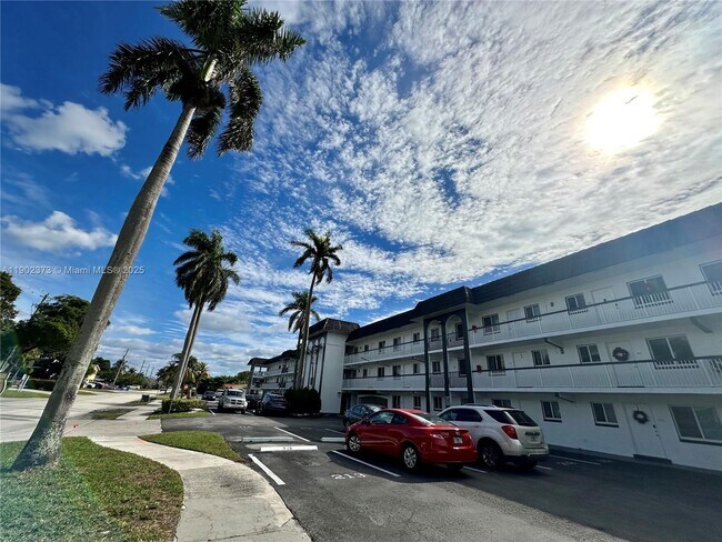 Building Photo - 1400 NE 56th St