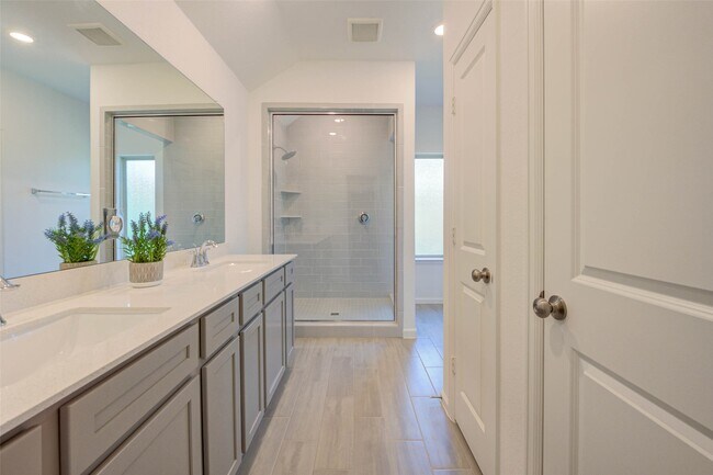 Building Photo - 609 Royal Arch Dr