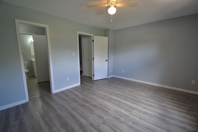 Building Photo - Available NOW, 2 bedroom townhome w/ AC! -...