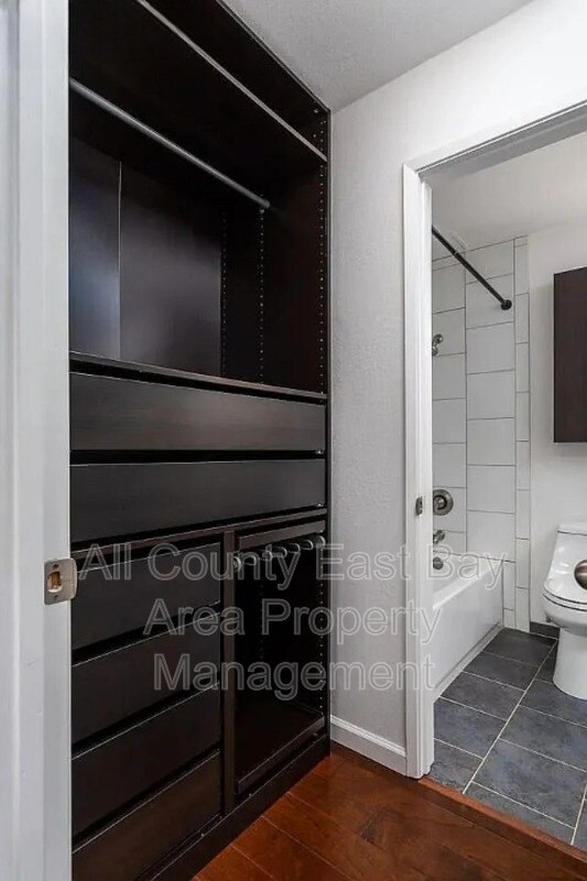 Building Photo - 5 Admiral Dr