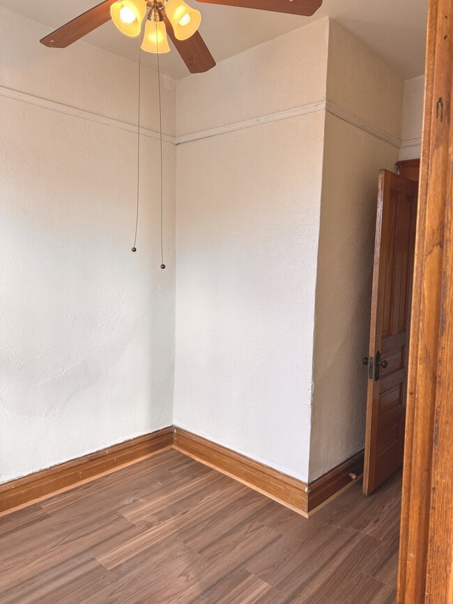 Building Photo - 2927 N Sacramento Ave