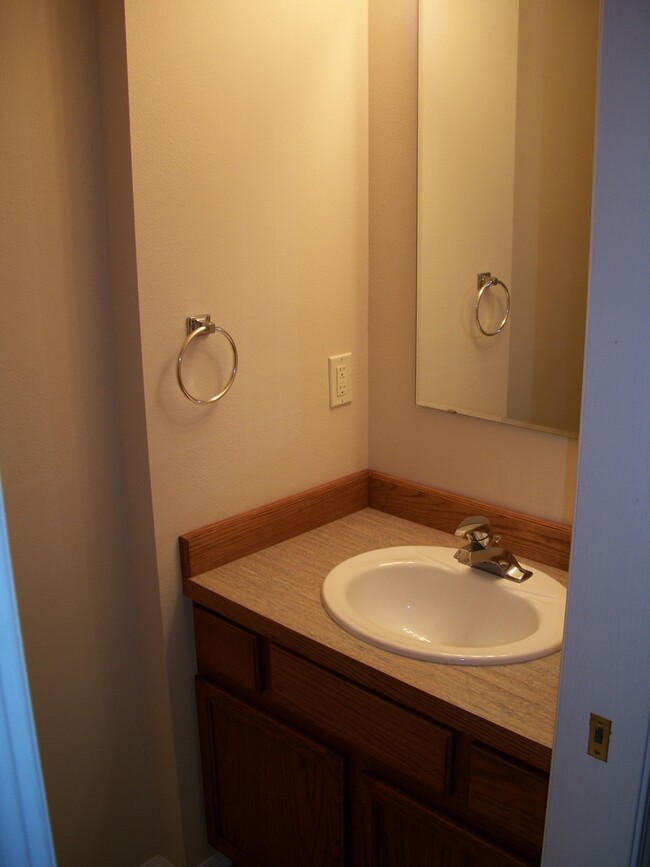 Building Photo - 2 Bedroom, 1 1/2 Bathroom Townhouse-Walkin...