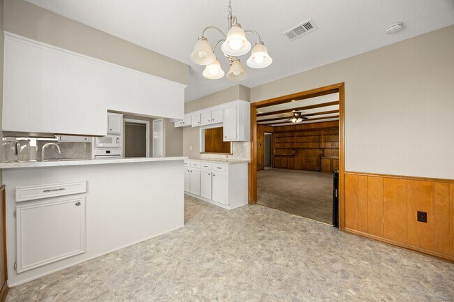 Building Photo - 5923 Pebble Springs Dr