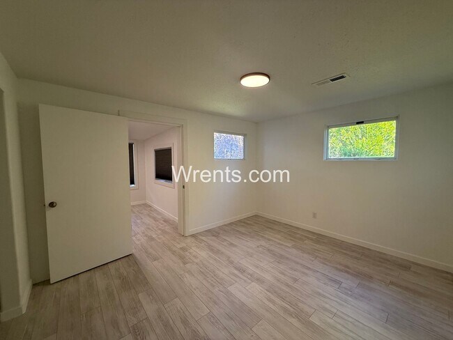 Building Photo - Unique 1 Bed / 1 Bath Duplex in Convenient Spokane Location!