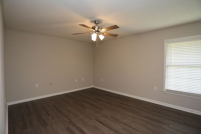 Building Photo - 203a Courtney Way