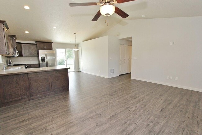 Building Photo - Clean Single-Level Home in Quiet Neighborhood