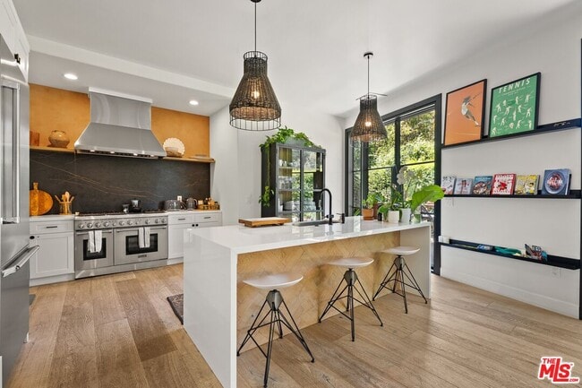 Building Photo - 2065 Watsonia Terrace