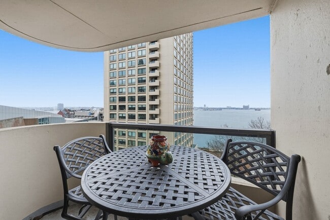 Building Photo - 65 E India Row