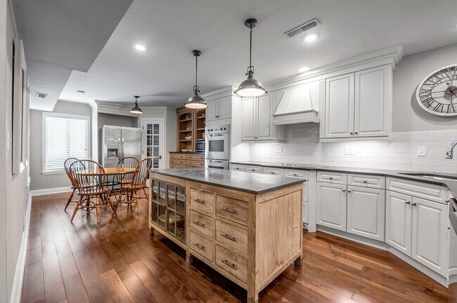 Building Photo - 500 Laketower Dr