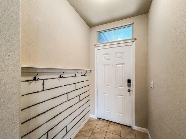 Building Photo - 2880 Donnell Dr
