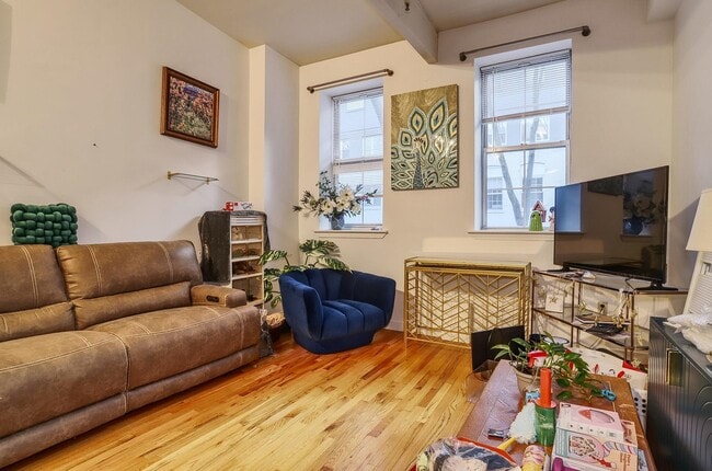 Building Photo - 1034 Clinton St