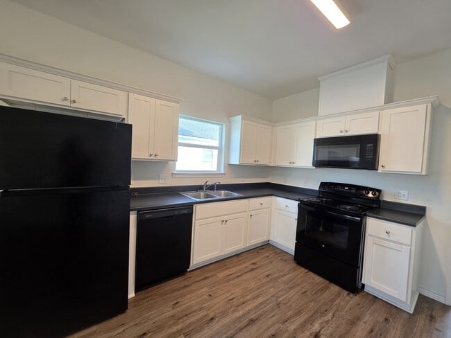 Building Photo - 4-Bed 2 Bath 2 Car Garage-Available July f...